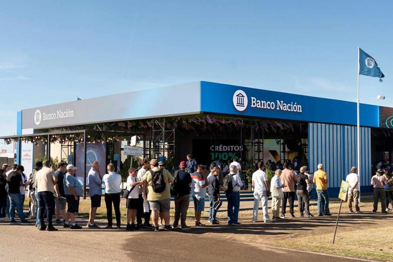 LARGA FILA. El Banco Nación se convirtió en el más visitado en el primer día de Expoagro, debido a la oferta financiara anunciada por la entidad.