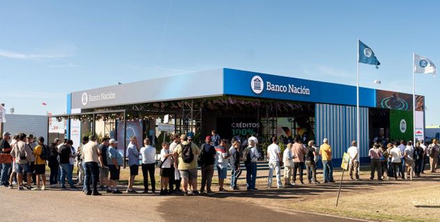 LARGA FILA. El Banco Nación se convirtió en el más visitado en el primer día de Expoagro, debido a la oferta financiara anunciada por la entidad.