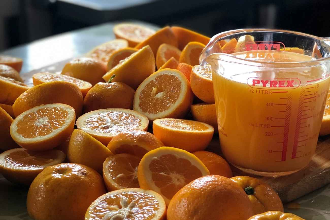 El jugo de naranja aporta vitamina C, potasio y otros compuestos bioactivos, lo que puede contribuir a la función inmunitaria, la regulación de la presión arterial y la salud cardiovascular.