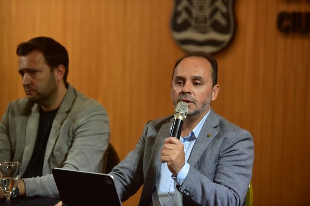 Rodrígo Fernández, secretario de Gobierno, en la conferencia de prensa de la Municipalidad de Córdoba donde anuncian que se revocó el contrato con la empresa FAM.