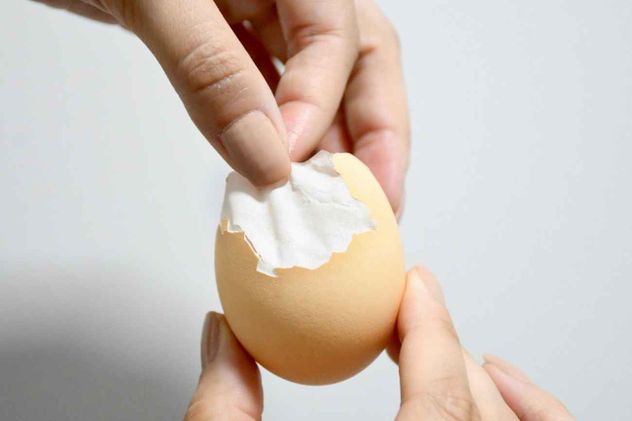Lavar los huevos antes de guardarlos puede ser peligroso porque elimina su capa protectora. 