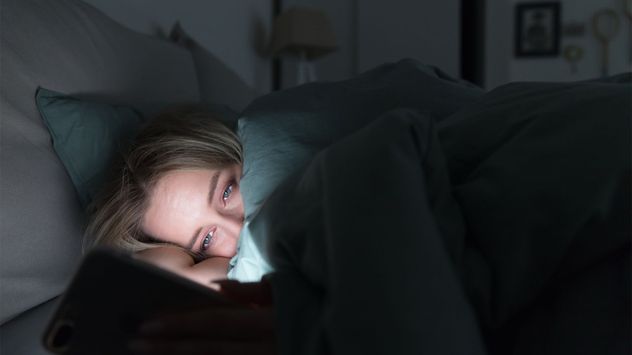 El hábito nocturno que arruina el sueño: lo que revela un nuevo estudio sobre el uso del celular antes de dormir.