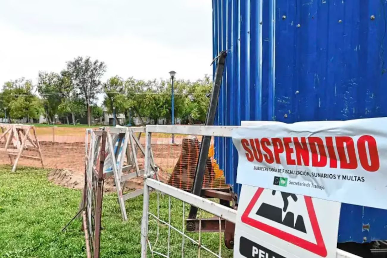 Río Negro: un trabajador murió y otro resultó herido tras el derrumbe de una obra cloacal. (Gentileza Diario Río Negro)