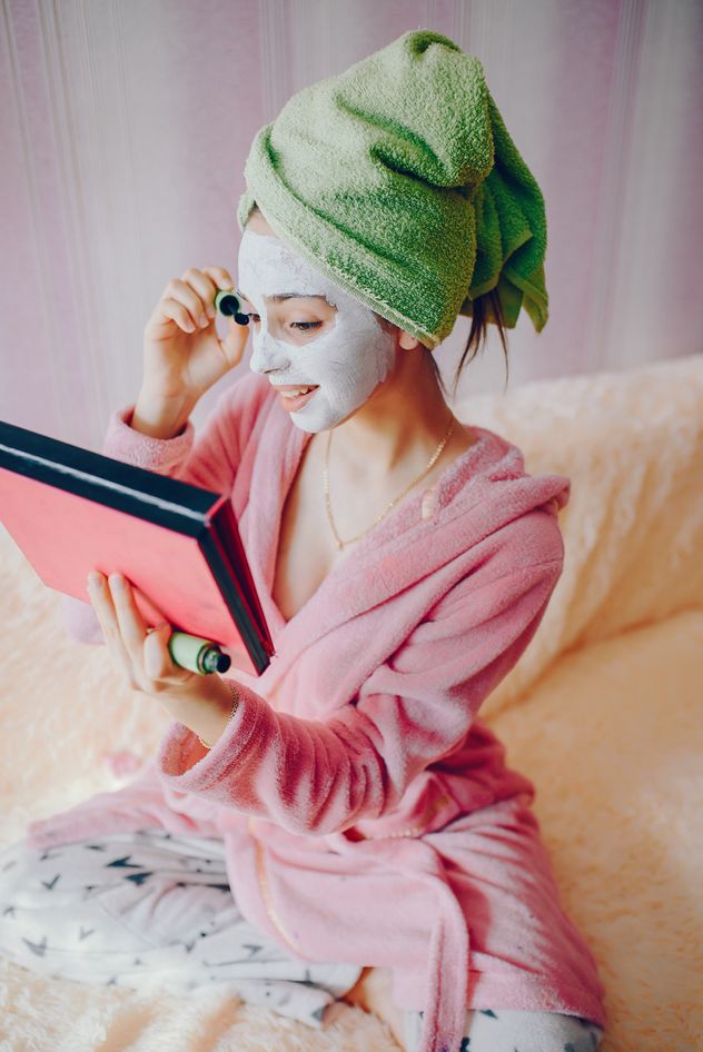 Cada vez es más habitual ver en redes sociales a niñas y adolescentes mostrando complejas rutinas de skincare con sérums, exfoliantes, o cremas antiedad.
