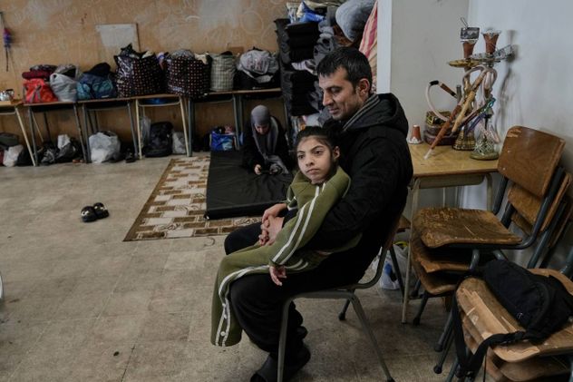 Una familia desplazada que huyó de los ataques aéreos israelíes en el sur del Líbano se instala en el Instituto Técnico Bir Hassan, convertido en albergue, en Beirut, Líbano, el miércoles 11 de marzo de 2026.