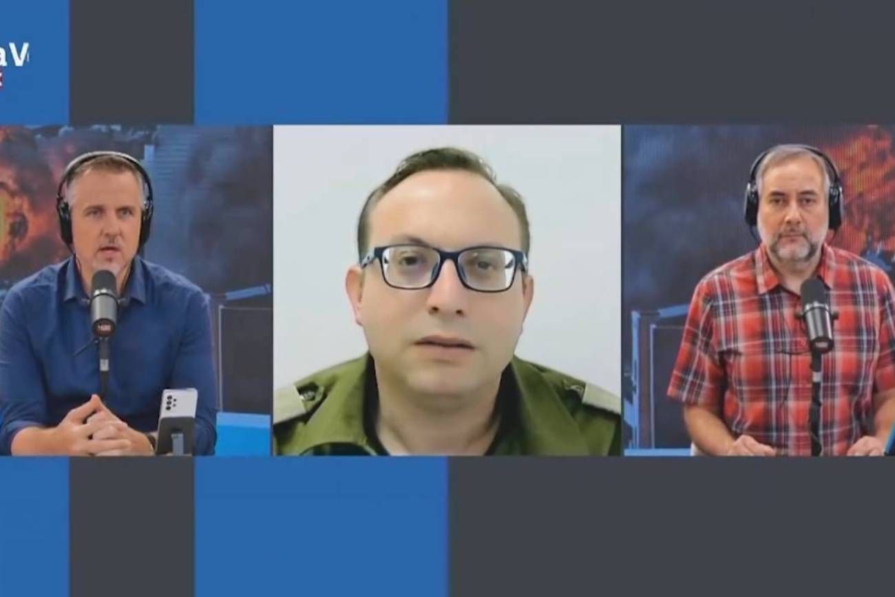 Roni Kaplan, vocero de las Fuerzas de Defensa de Israel, durante una entrevista con el canal de streaming de La Voz En Vivo.