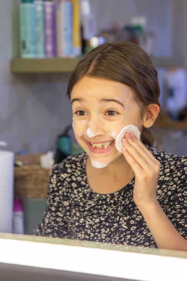 Cada vez es más habitual ver en redes sociales a niñas y adolescentes mostrando complejas rutinas de skincare con sérums, exfoliantes, o cremas antiedad.