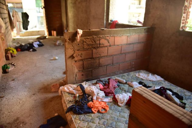 Los ocupantes abandonan el edificio conocido como “La Mole”, en bulevar San Juan y Calasanz, durante el operativo de desalojo ordenado por la Justicia. 
