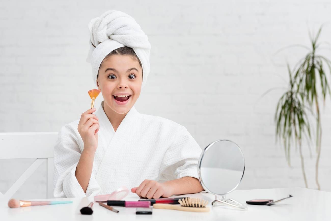 Cada vez es más habitual ver en redes sociales a niñas y adolescentes mostrando complejas rutinas de skincare con sérums, exfoliantes, o cremas antiedad.