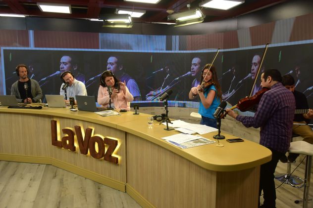 Los violinistas Néstor Garnica y Lucía Luque en el streaming de La Voz en Vivo.