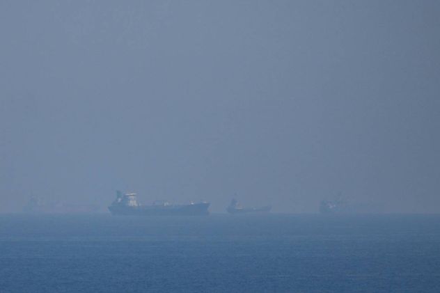 Petroleros y cargueros hacen fila en el estrecho de Ormuz, vistos desde Mina Al Fajer, Emiratos Árabes Unidos, el miércoles 11 de marzo de 2026.