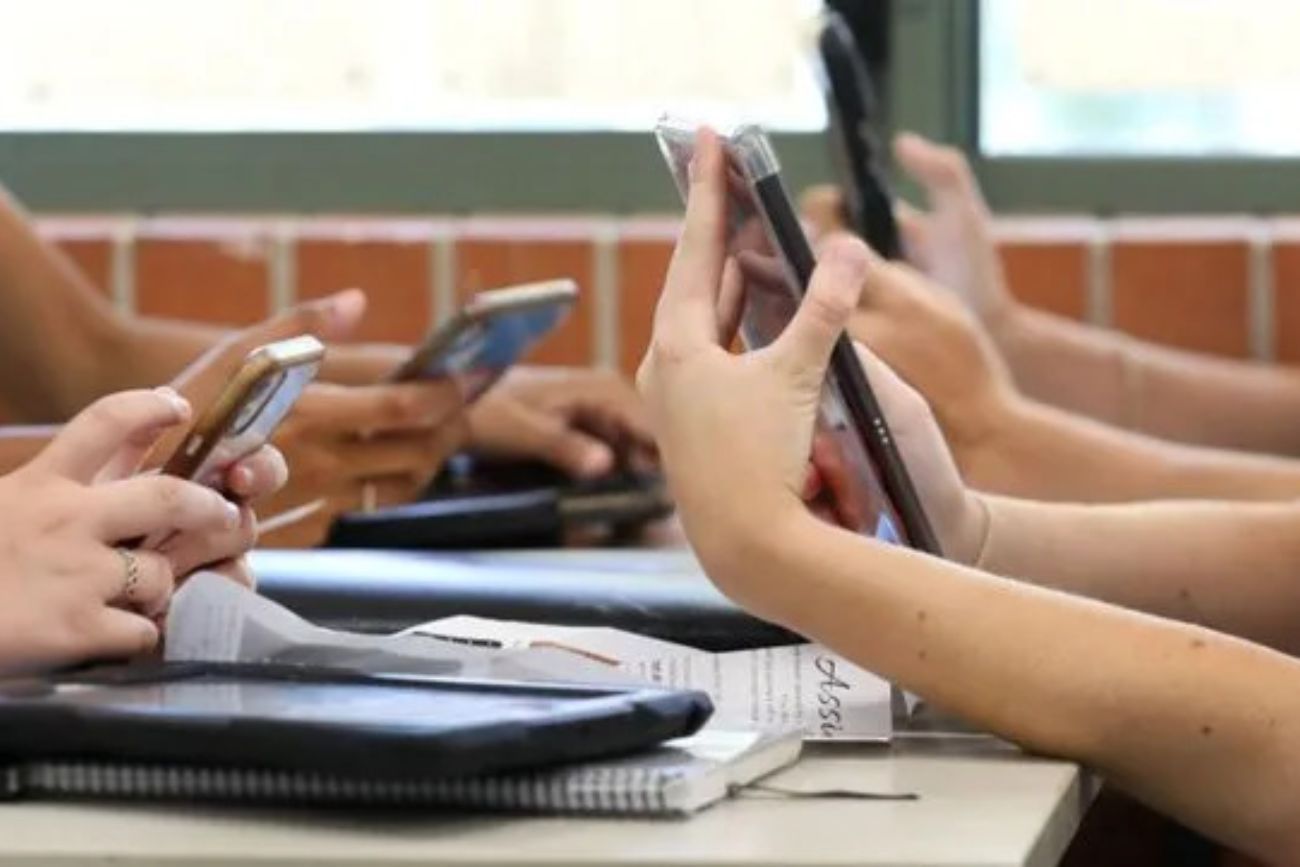 Santa Fe prohibió el uso de celulares en las aulas de todos los niveles educativos.