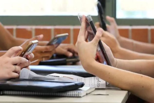 Varias provincias avanzaron con normativas que prohíben el uso de celulares en las aulas de todos los niveles educativos.
