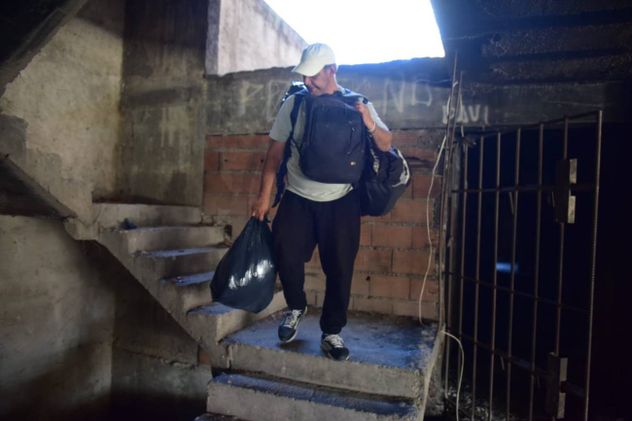 Los ocupantes abandonan el edificio conocido como “La Mole”, en bulevar San Juan y Calasanz, durante el operativo de desalojo ordenado por la Justicia. 
