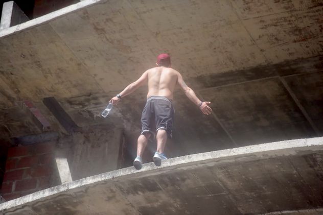 Los ocupantes abandonan el edificio conocido como “La Mole”, en bulevar San Juan y Calasanz, durante el operativo de desalojo ordenado por la Justicia.