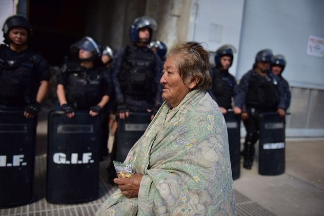 Policía frente al edificio de Bv. San Juan al 900.
