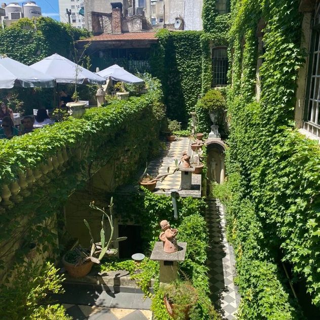 El bar oculto de San Telmo con 500 especies de plantas que es furor en Buenos Aires.