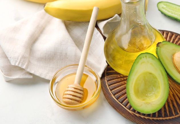 Cómo hacer un baño de crema casero para hidratar el pelo seco y sin brillo.