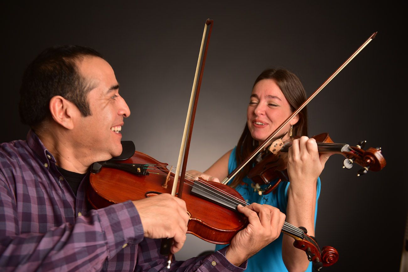 Los violinistas Néstor Garnica y Lucía Luque en el streaming de La Voz en Vivo.