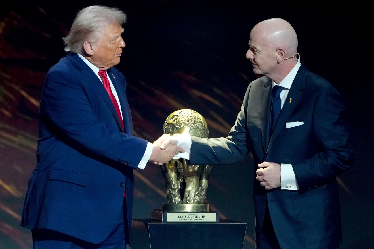 Donald Trump y Gianni Infantino con la Copa del Mundo. 