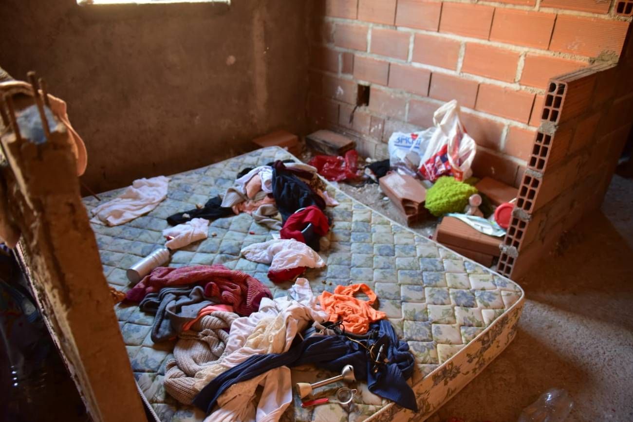 Los ocupantes abandonan el edificio conocido como “La Mole”, en bulevar San Juan y Calasanz, durante el operativo de desalojo ordenado por la Justicia. Tras el procedimiento, el Gobierno provincial prevé tapiar por completo el inmueble para evitar nuevos ingresos.