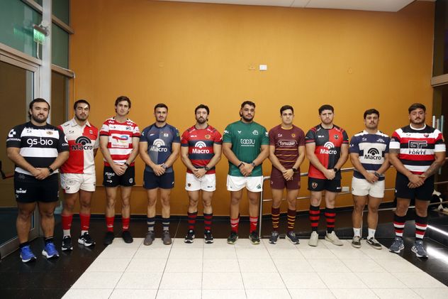 Los capitanes de los 10 clubes de la Top 10 A, la máxima categoría a nivel local, que comenzará a disputarse este fin de semana. (La Voz)