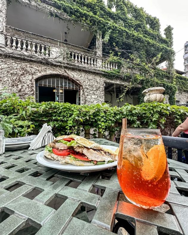 El bar oculto de San Telmo con 500 especies de plantas que es furor en Buenos Aires.