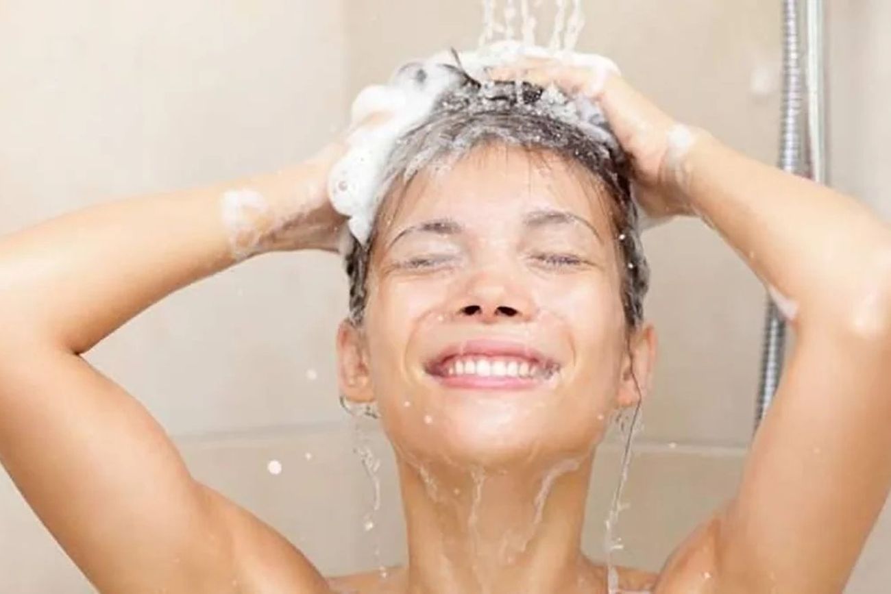 Cómo hacer un baño de crema casero para hidratar el pelo seco y sin brillo.