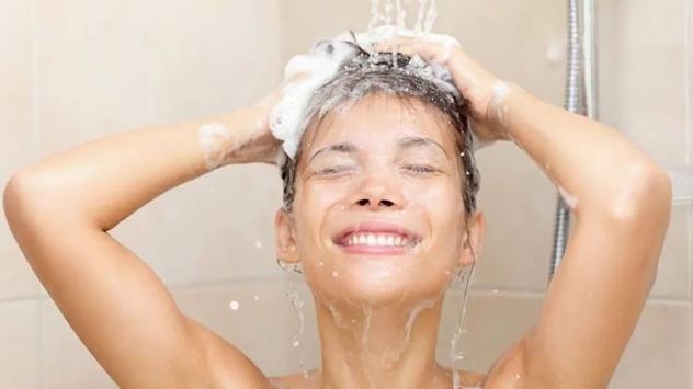 Cómo hacer un baño de crema casero para hidratar el pelo seco y sin brillo.