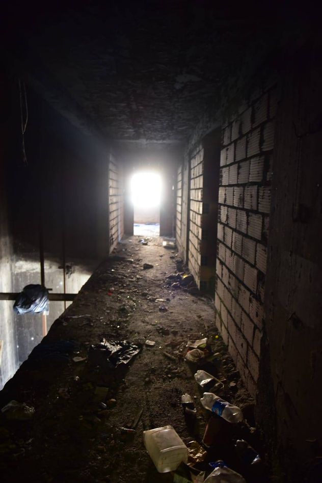 Los ocupantes abandonan el edificio conocido como “La Mole”, en bulevar San Juan y Calasanz, durante el operativo de desalojo ordenado por la Justicia. 