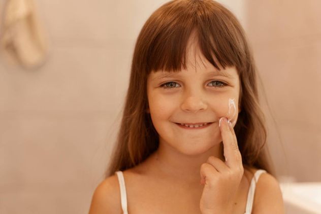 Cada vez es más habitual ver en redes sociales a niñas y adolescentes mostrando complejas rutinas de skincare con sérums, exfoliantes, o cremas antiedad.