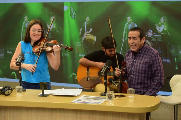 Los violinistas Néstor Garnica y Lucía Luque en el "streaming" de La Voz en Vivo.