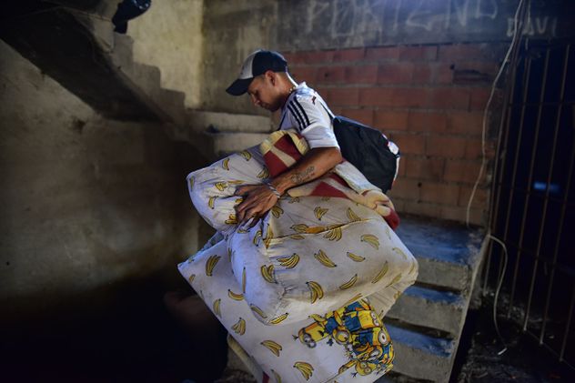 Los ocupantes abandonan el edificio conocido como “La Mole”, en bulevar San Juan y Calasanz, durante el operativo de desalojo ordenado por la Justicia.