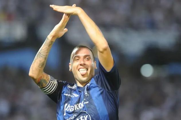 Olivera se tatuó las fechas de sus ascensos con Belgrano y Talleres.