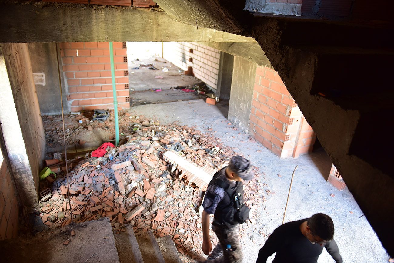 Los ocupantes abandonan el edificio conocido como “La Mole”, en bulevar San Juan y Calasanz, durante el operativo ordenado por la Justicia.