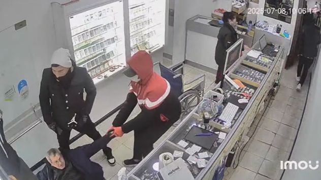 Los delincuentes arrastraron a un cliente en medio del robo. (Foto: captura video Mediodía Noticias)