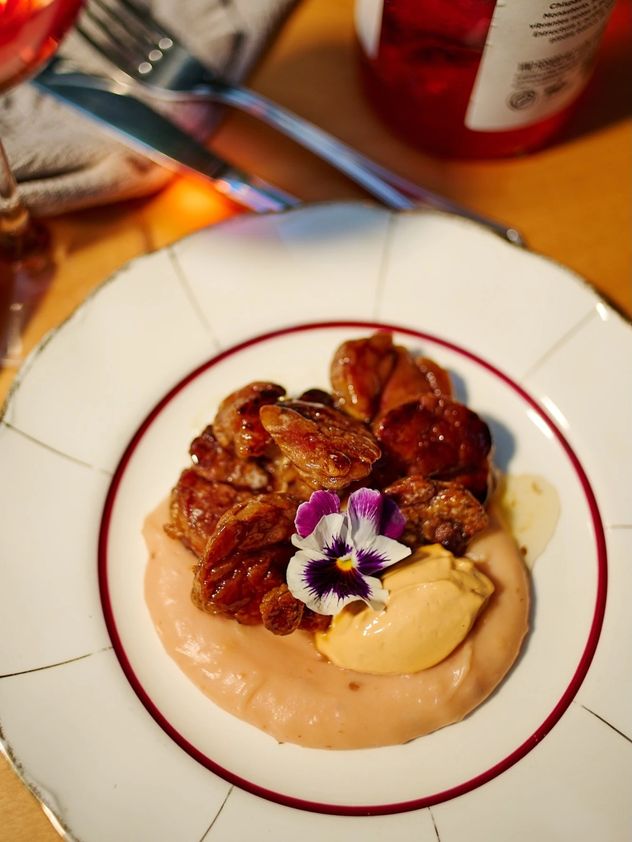 Cuál es el restaurante escondido de Villa Urquiza que es furor y solo abre viernes y sábados.