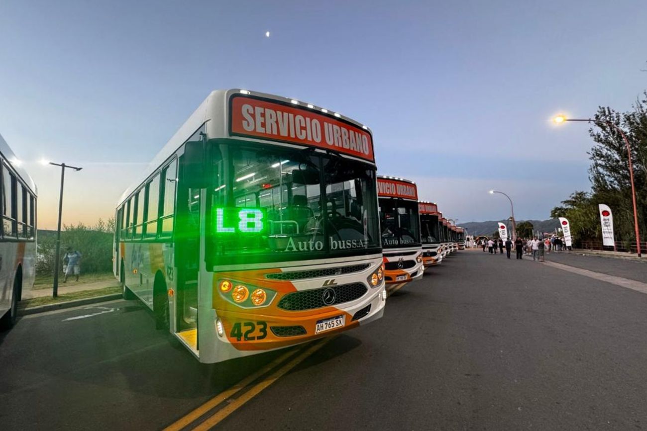 Unidades del servicio de transporte urnamo de pasajeros en Villa Carlos Paz. 