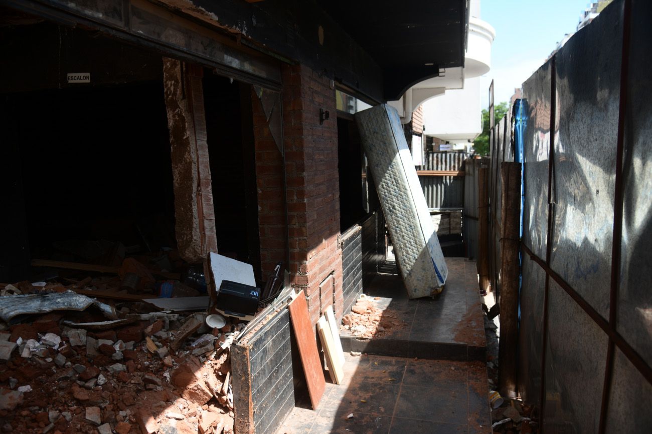 Derrumbe en bulevar San Juan: vivieron en las ruinas de la casa y la Policía los desalojó