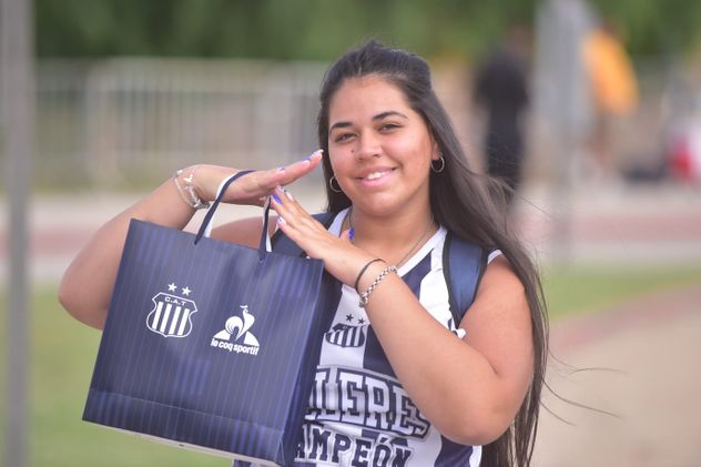 Hinchas de Talleres en la previa del partido con Instituto por la Liga Profesional en el Kempes.