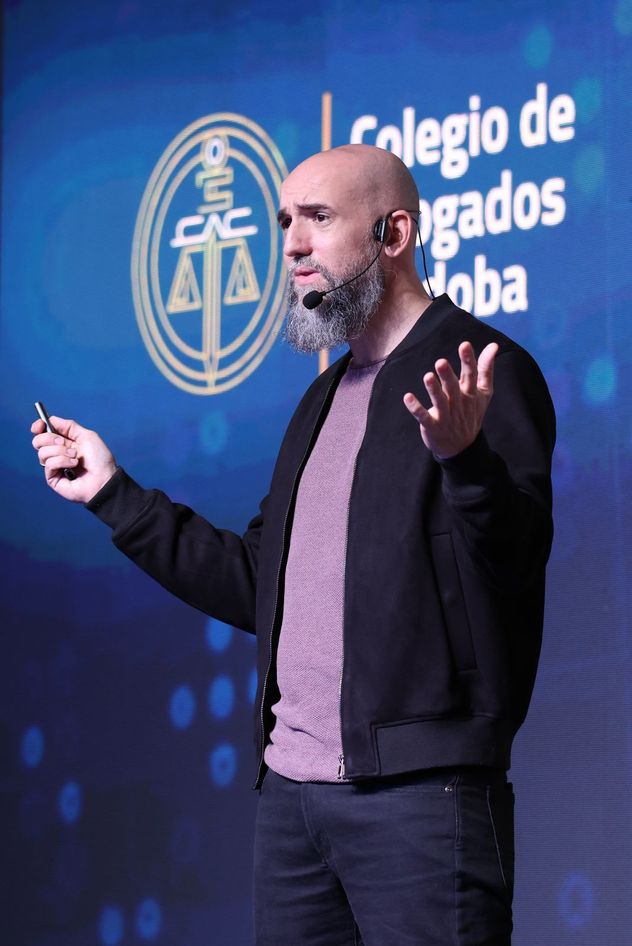 Presentación de LegalIA en el Colegio de Abogados de Córdoba. El divulgador español Jon Hernández estuvo presente junto a autoridades de la institución.