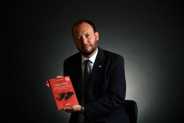 Ivan Ambroggio politicólogo, presenta su libro Malvinas Testimonios de Veteranos Guerra, de politica exterior argentina viaje a la islas. Ramiro Pereyra/ La Voz