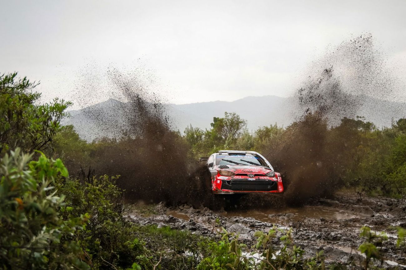 La lluvia y el barro complicaron el iniciop del Rally Safari de Kenia, donde el sueco OPliver Solberg (Toyota), supo sacar claras diferencias. 
