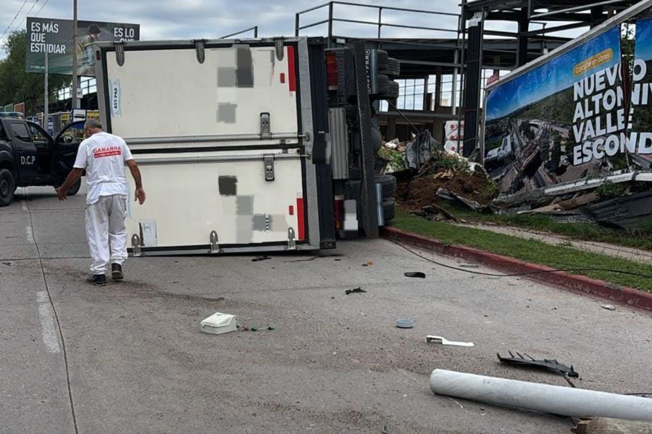 Choque entre un camión y un auto en Córdoba