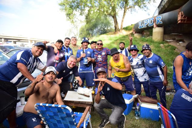 Hinchas de Talleres en la previa del partido con Instituto en el Kempes. 