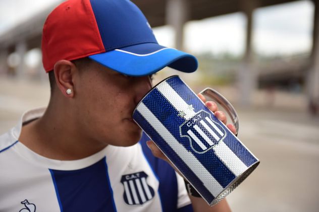 Hinchas de Talleres en la previa del partido con Instituto por la Liga Profesional en el Kempes.