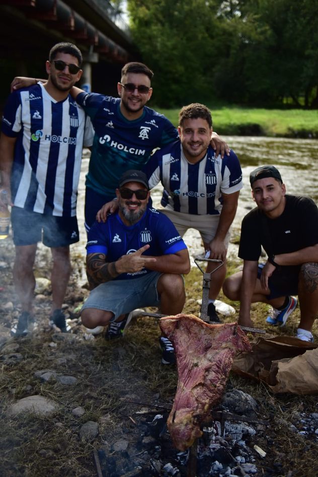 Hinchas de Talleres en la previa del partido con Instituto en el Kempes. 