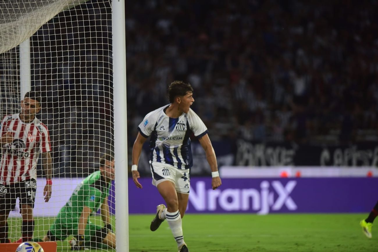 Valentín Dávila marcó el primer gol de Talleres en el clásico con Instituto. 