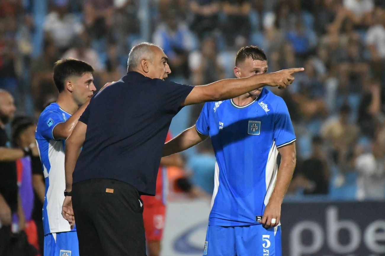 Estudiantes y Belgrano se enfrentan en Río Cuarto por el Torneo Apertura de la Liga Profesional. (Tomy Fragueiro / La Voz)