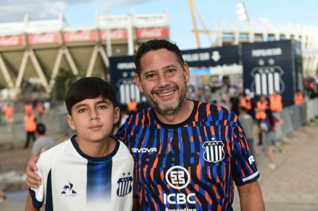 Cara 'e Cancha de hinchas de Talleres en la previa del partido con Instituto en el Kempes. 